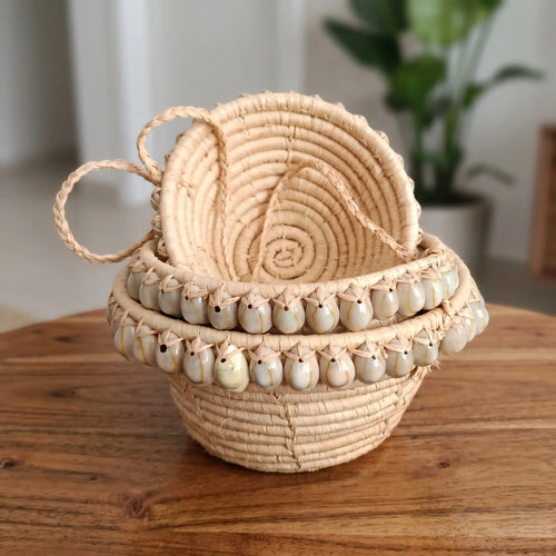 Paniers suspendus 3 étages en Raphia et coquillages Maison Sisal
