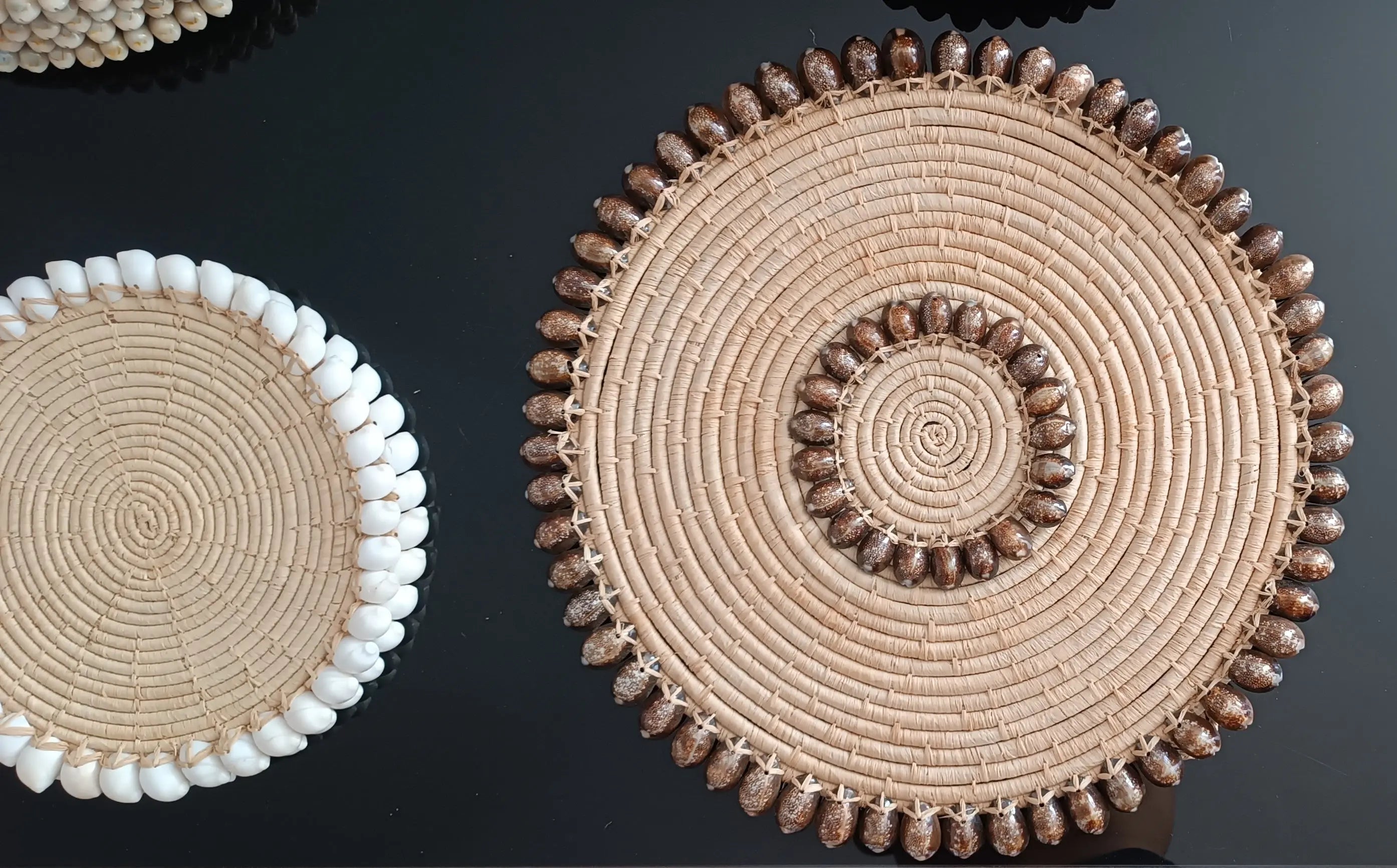 Décoration murales en Raphia et coquillages brun (43cm) Maison Sisal