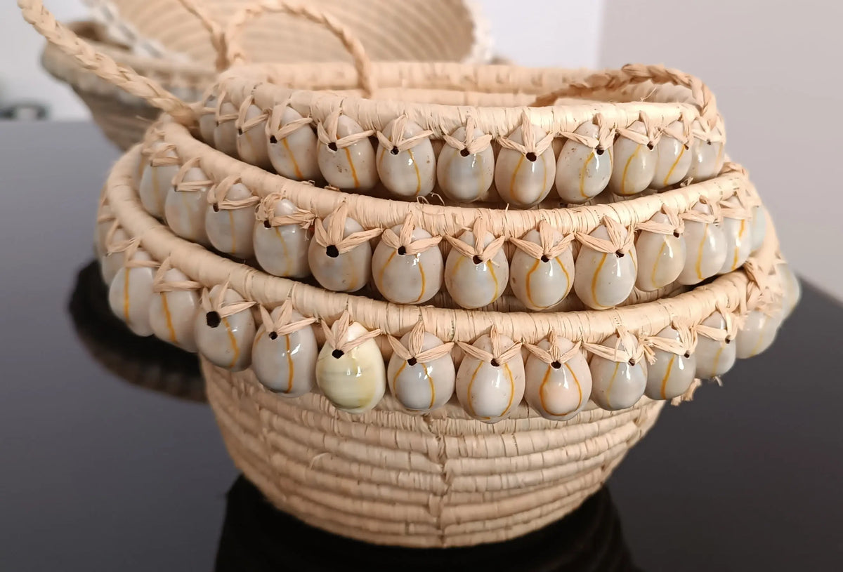 Paniers suspendus 3 étages en Raphia et coquillages Maison Sisal