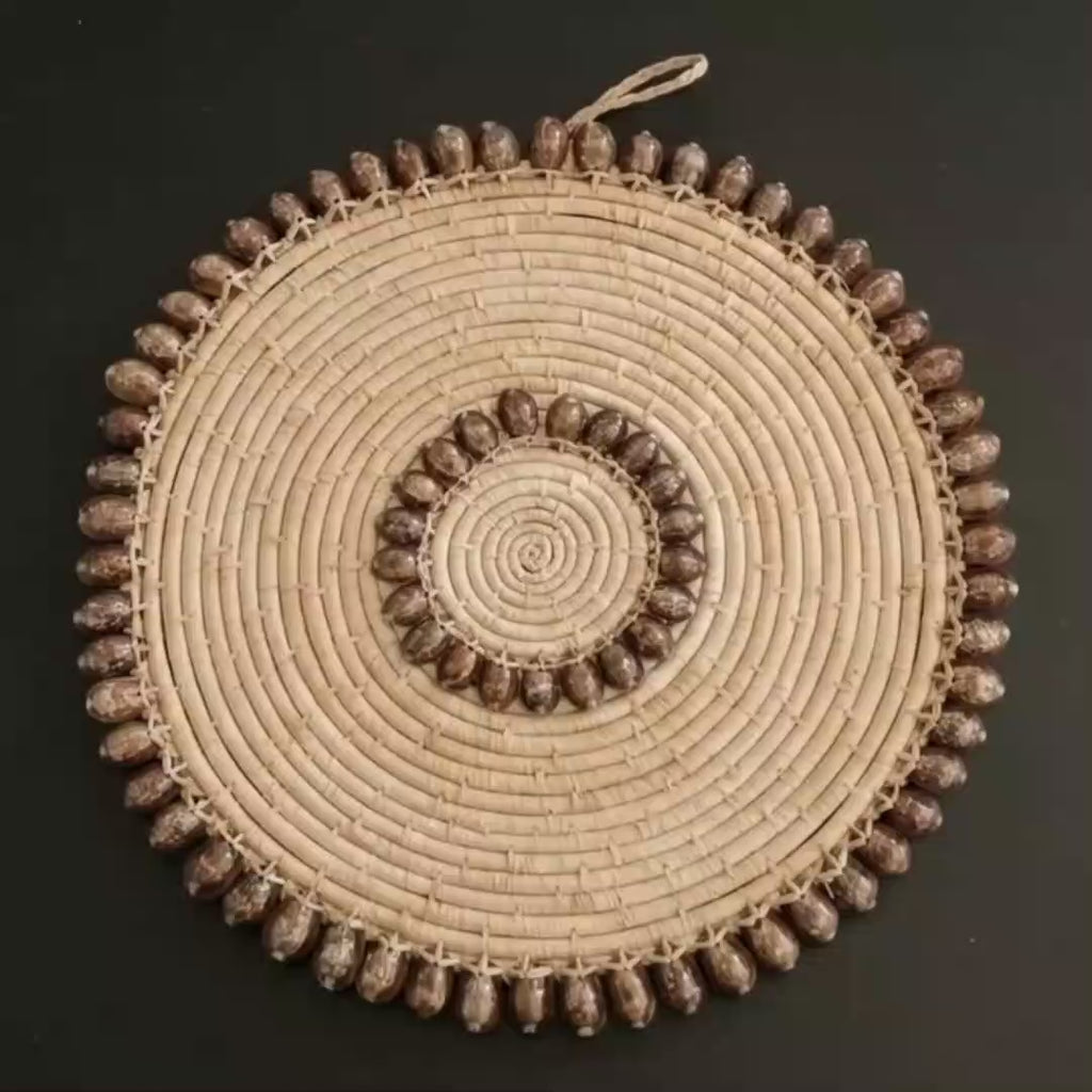 Wanddekoration aus Bast und braunen Muscheln (43cm)