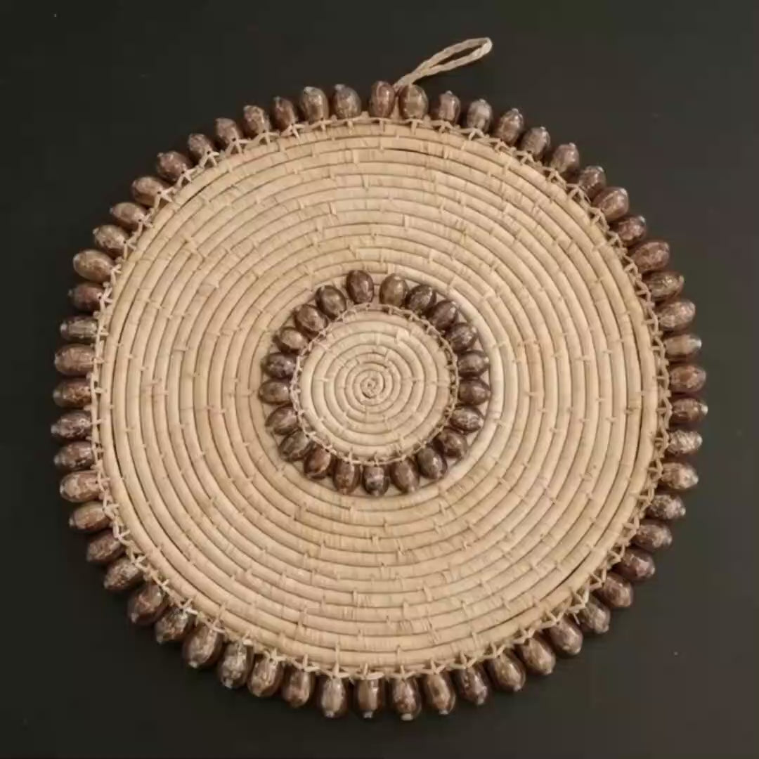 Wanddekoration aus Bast und braunen Muscheln (43cm)